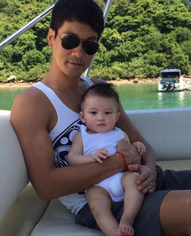 《功夫》里的琛哥,原来深藏不露,西装里藏肌肉