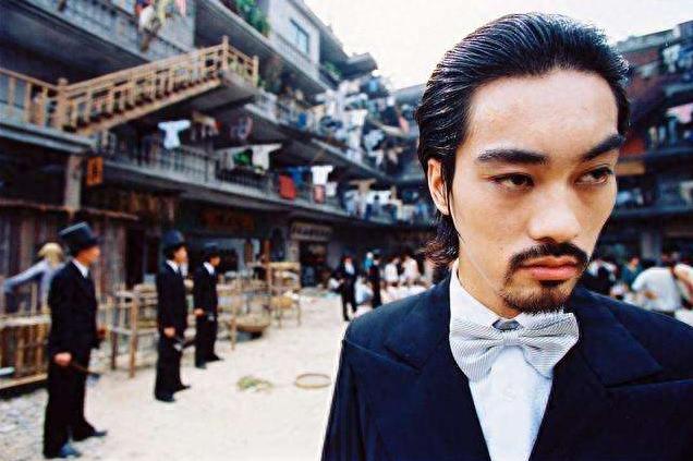 《功夫》里的琛哥,原来深藏不露,西装里藏肌肉