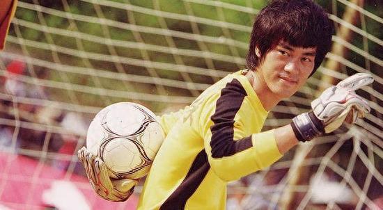 《功夫》里的琛哥,原来深藏不露,西装里藏肌肉