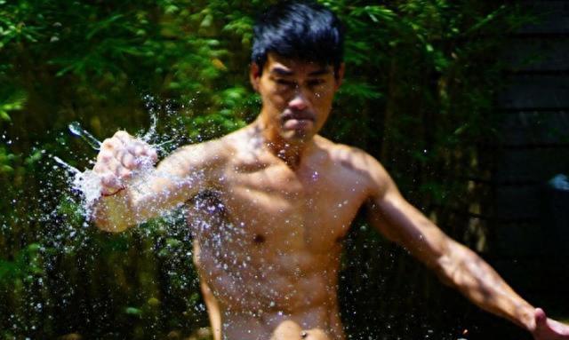 《功夫》里的琛哥,原来深藏不露,西装里藏肌肉