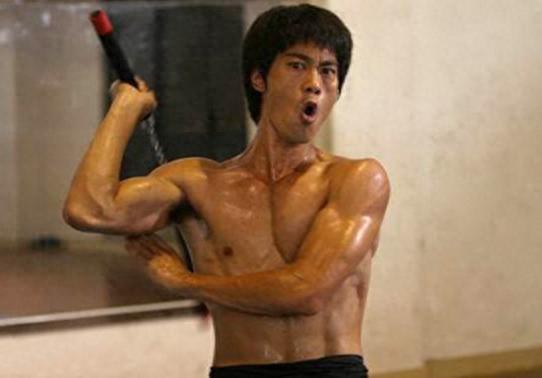 《功夫》里的琛哥,原来深藏不露,西装里藏肌肉