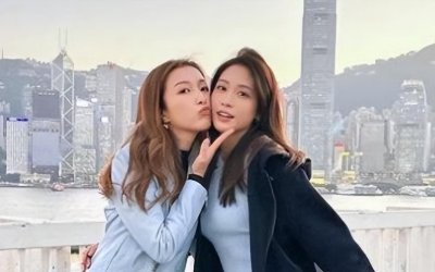 ​郭嘉文离开李泽楷恢复单身生活，站在香港的海边拍摄新年近照