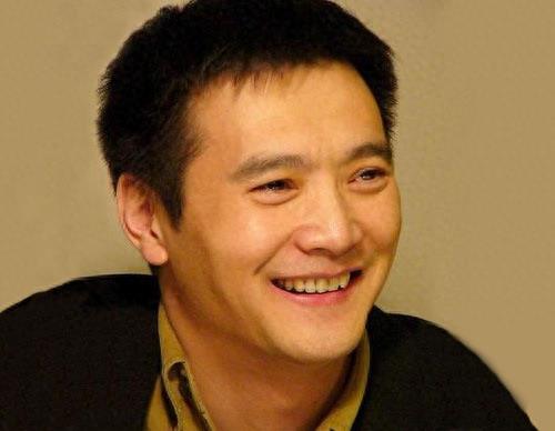 他是左永邦,他又是张亮忠,其实他还是《如懿传》的导演