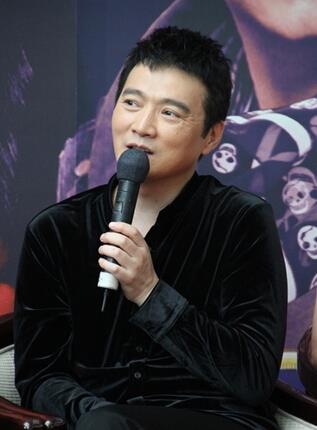 他是左永邦,他又是张亮忠,其实他还是《如懿传》的导演