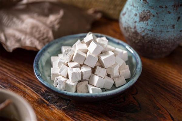 茯苓不能和什么一起吃 不能和茯苓一起吃的食物有哪些