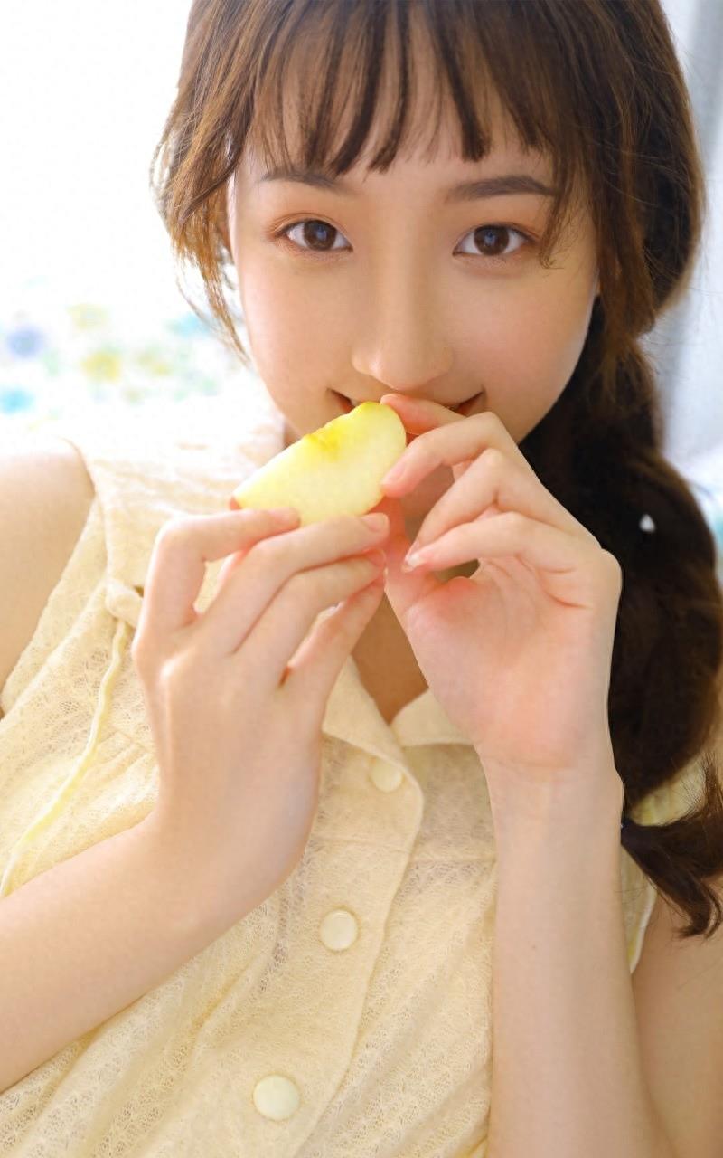 日系萝莉美女热裤美腿居家清纯养眼写真