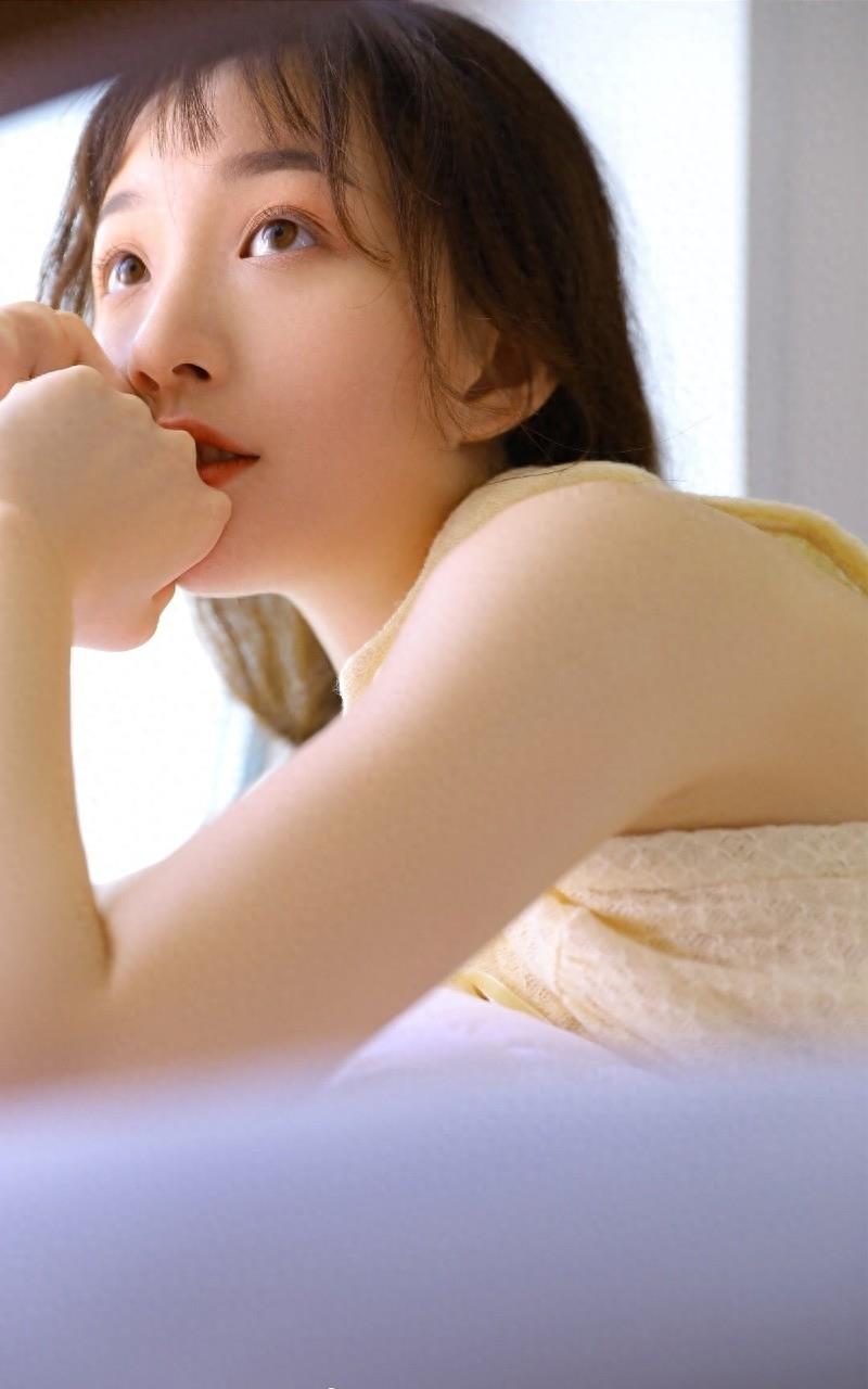 日系萝莉美女热裤美腿居家清纯养眼写真