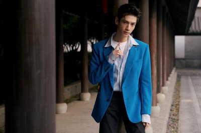 ​他演少年何以琛被人熟知，今穿条纹衬衫配蓝色西装，温柔冷俊