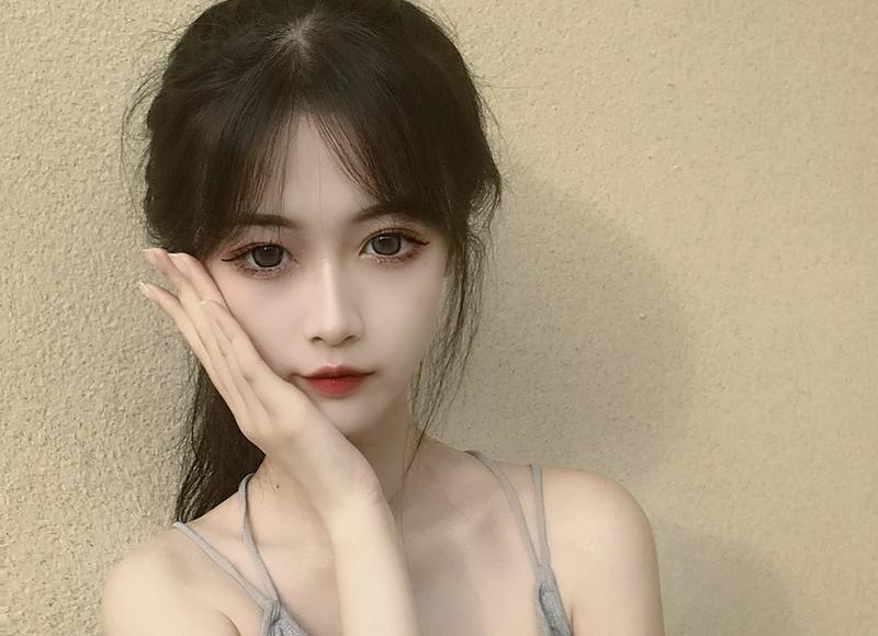 女生趴篮球场外看帅哥,被男朋友拎着书包拖走,还一步三回头观望 女生趴篮球场外看帅哥,被男朋友拎着书包拖走,还一步三回头观望