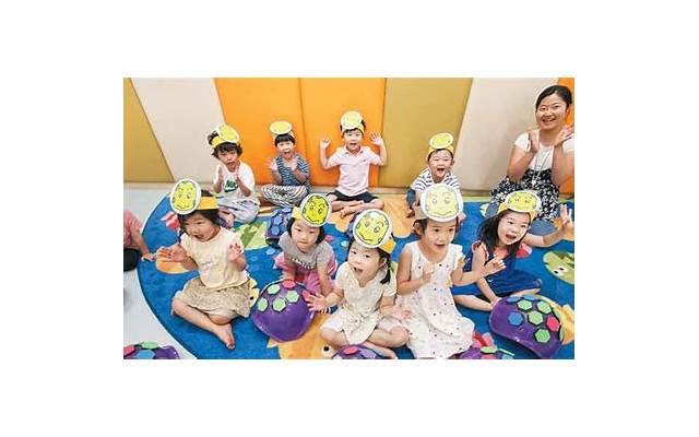 工人和妻子告别，老板坐在车里按喇叭，被激怒的工人拿石头砸车窗