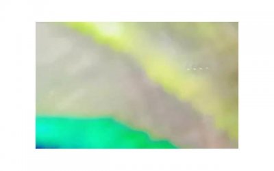 ​女生把头发撩到耳朵后面