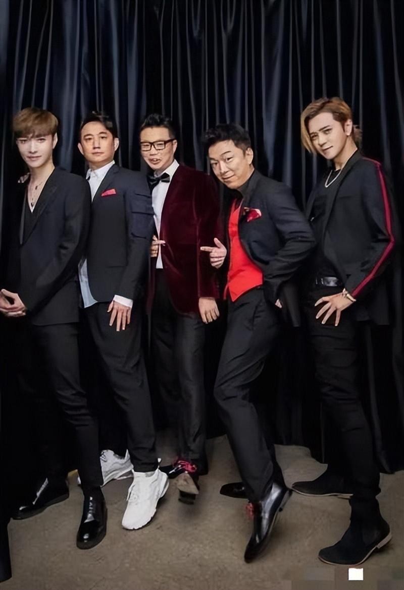 “努力标杆”张艺兴:背后的男人帮到底多强?任何顶流都无法代替