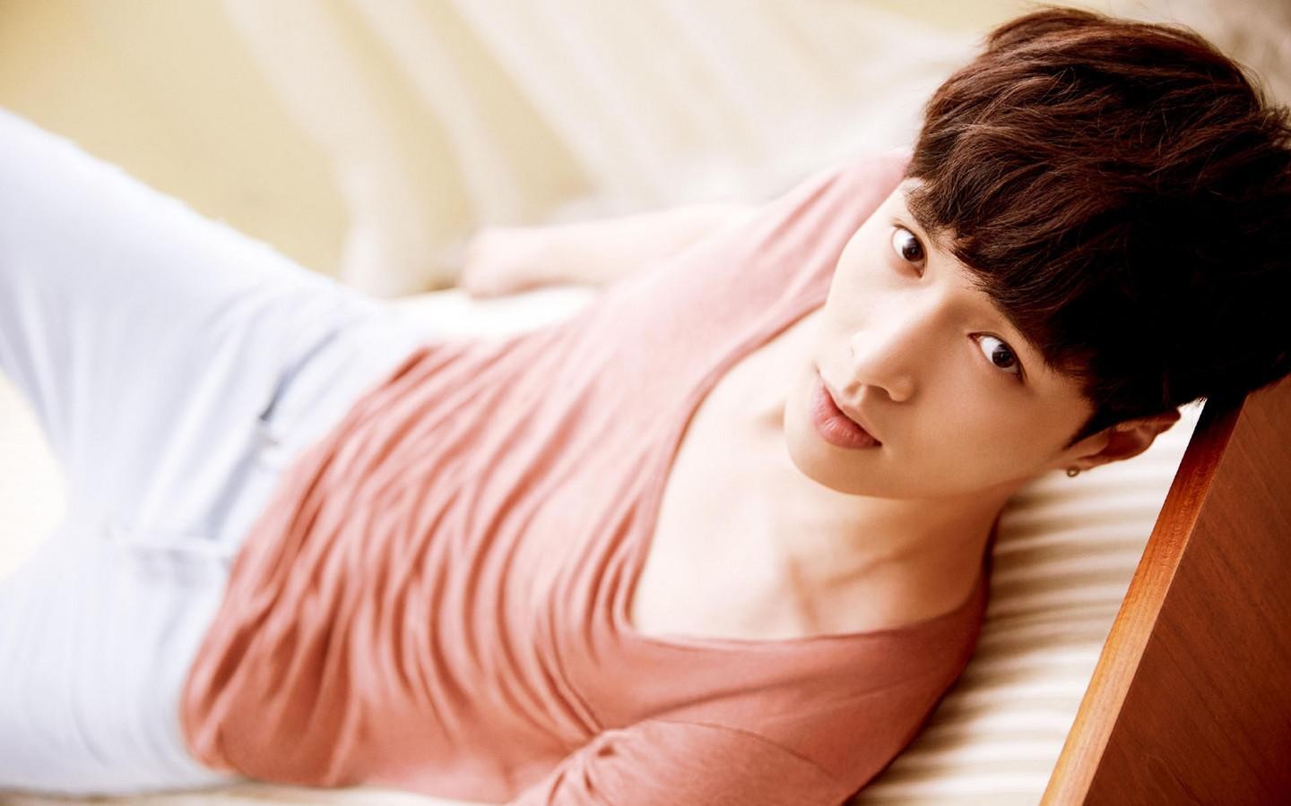 “努力标杆”张艺兴:背后的男人帮到底多强?任何顶流都无法代替