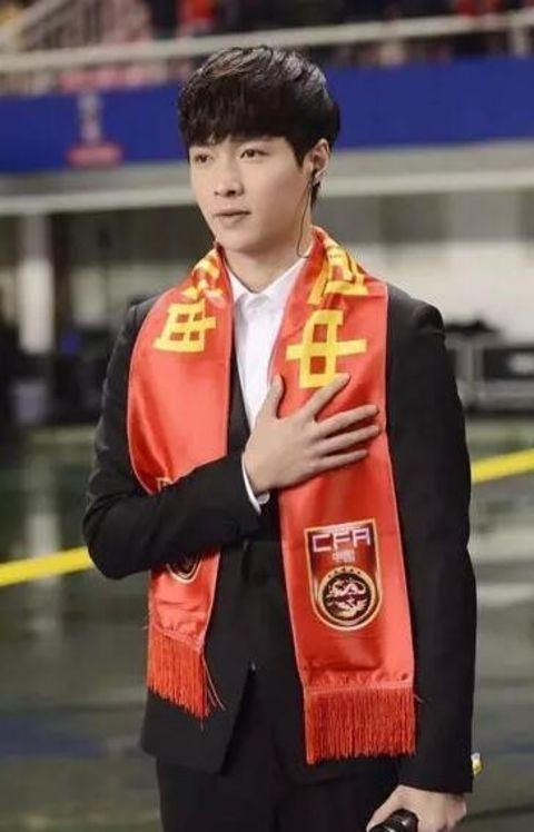 “努力标杆”张艺兴:背后的男人帮到底多强?任何顶流都无法代替