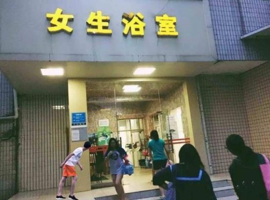 女孩因P图一夜全网爆红,你还记得曾经的贴吧剪刀手女神吗?