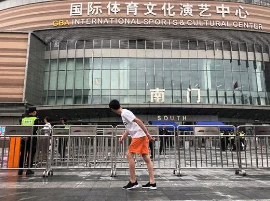 女孩因P图一夜全网爆红,你还记得曾经的贴吧剪刀手女神吗?