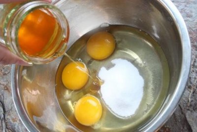 ​鸡蛋和蜂蜜能一起吃吗?可以，润肺利尿(肠胃不好者慎食)