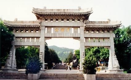 济南市三大名胜之一，古称舜耕山，如今是佛教圣地