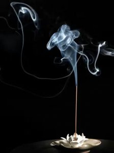 ​经常闻沉香的香味对人的身体有害吗-（沉香闻多了对身体好吗）