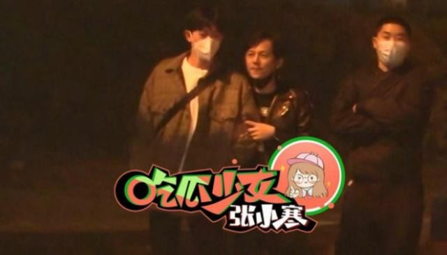 何炅家庭成员简介(与神秘男摸脸杀十指相扣)(3)