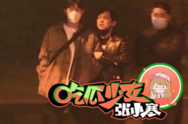 何炅家庭成员简介(与神秘男摸脸杀十指相扣)(1)