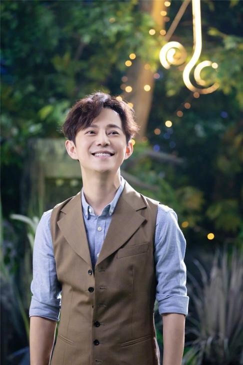 何炅家庭成员简介(与神秘男摸脸杀十指相扣)(5)