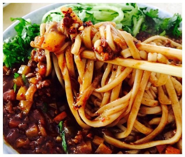 美食推荐:炸酱面,三鲜蛋饺,酸辣蛋花汤的做法