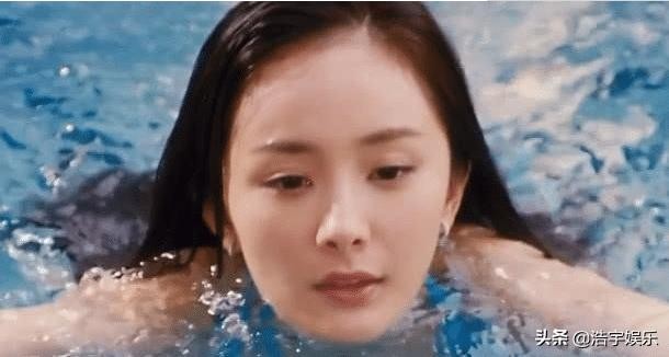 杨幂白色吊带一字肩上衣白裙（杨幂的泳装有多撩人）(1)