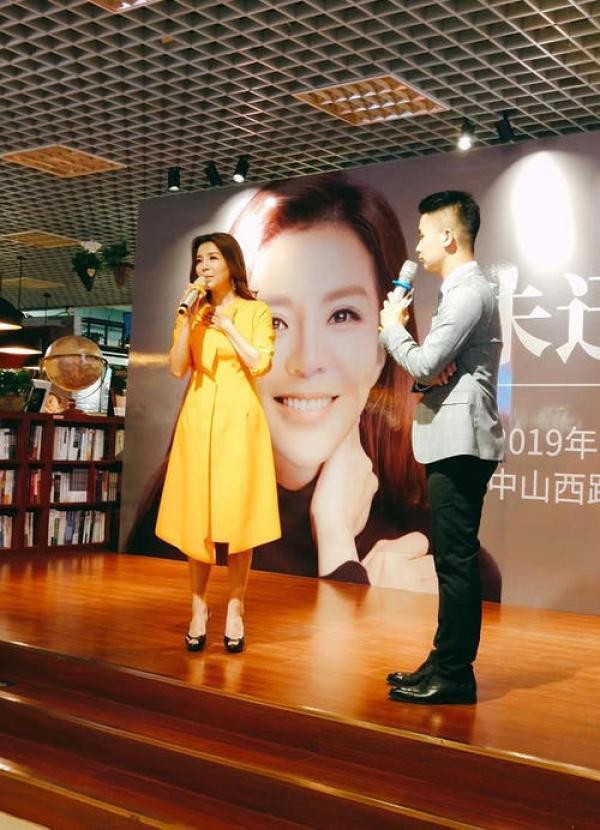 46岁朱迅近照瘦到不敢认,穿20cm驴蹄鞋染橘色发超时髦