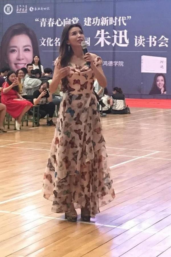 46岁朱迅近照瘦到不敢认,穿20cm驴蹄鞋染橘色发超时髦