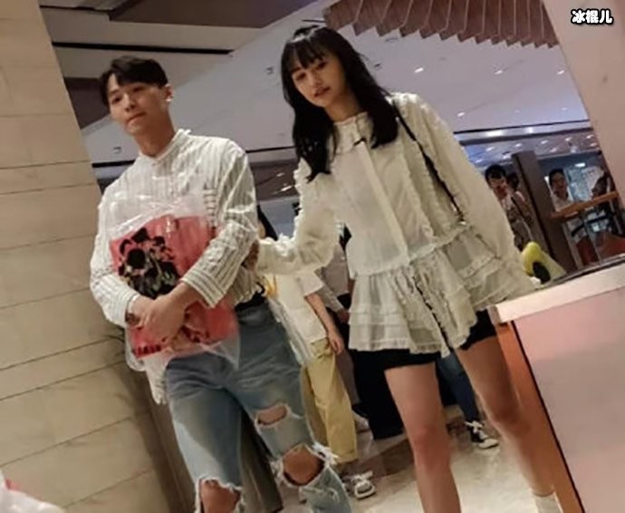 郑爽和张恒手牵手逛街超甜