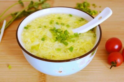 ​清汤鸡蛋汤怎么做好吃（一个鸡蛋一根葱做出好吃的蛋花汤）