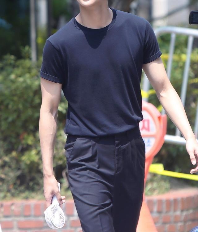 藏蓝色t恤穿搭(今夏超火的藏蓝色T恤)(1)