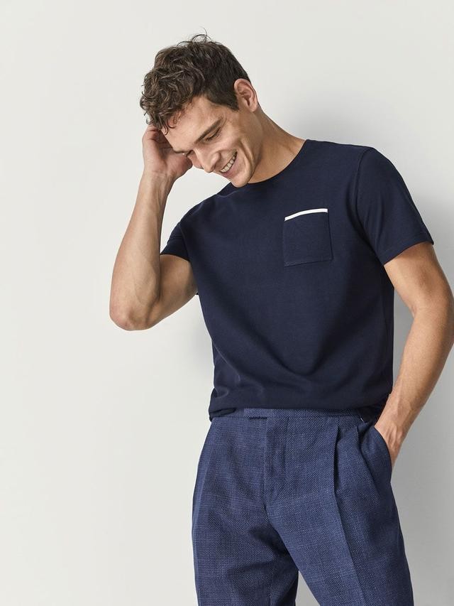 藏蓝色t恤穿搭(今夏超火的藏蓝色T恤)(6)