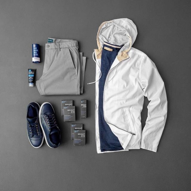 藏蓝色t恤穿搭(今夏超火的藏蓝色T恤)(8)