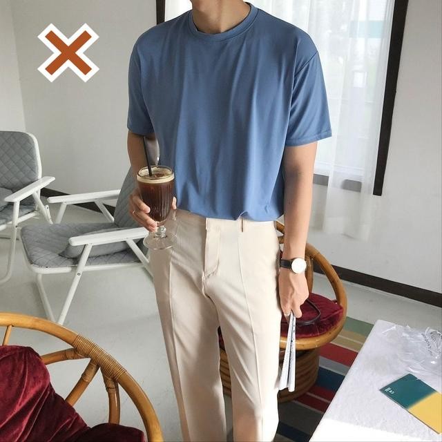 藏蓝色t恤穿搭(今夏超火的藏蓝色T恤)(2)