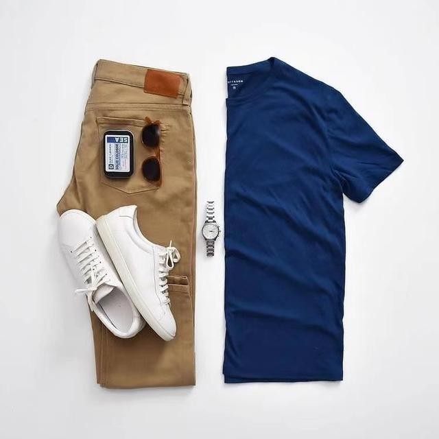 藏蓝色t恤穿搭(今夏超火的藏蓝色T恤)(5)