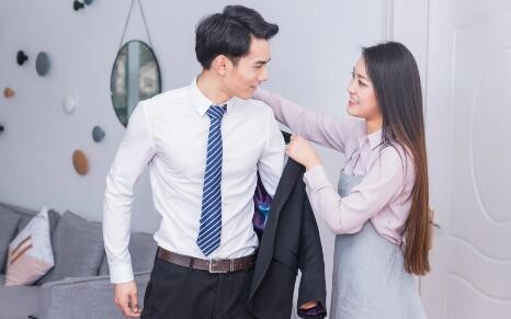 女朋友让我买化妆品比较贵要不要拒绝