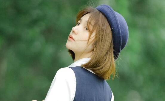 用自己的照片做头像的女生