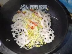 黄豆芽炒藕怎么做（健脾开胃清炒豆芽藕片教程）