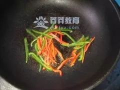 黄豆芽炒藕怎么做（健脾开胃清炒豆芽藕片教程）