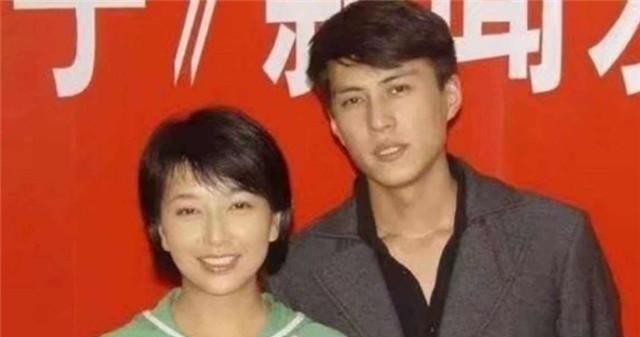 她是靳东前女友同居5年分手，又嫁给马伊琍前男友，如今生活幸福