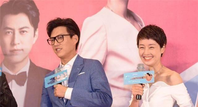 她是靳东前女友同居5年分手，又嫁给马伊琍前男友，如今生活幸福