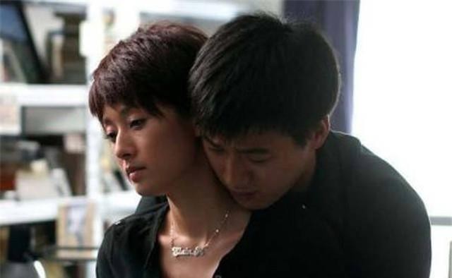 她是靳东前女友同居5年分手，又嫁给马伊琍前男友，如今生活幸福