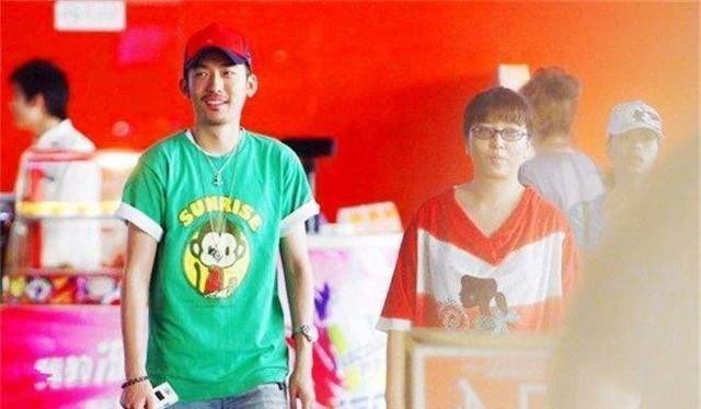 她是靳东前女友同居5年分手，又嫁给马伊琍前男友，如今生活幸福