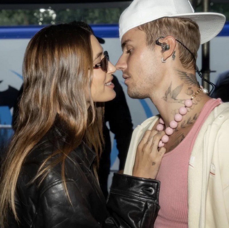 贾斯汀比伯女朋友(贾斯汀比伯晒与爱妻合照)