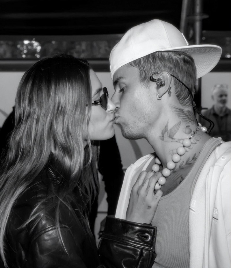 贾斯汀比伯女朋友(贾斯汀比伯晒与爱妻合照)