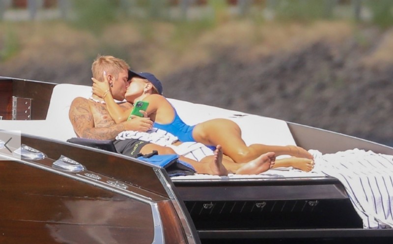 贾斯汀比伯女朋友(贾斯汀比伯晒与爱妻合照)