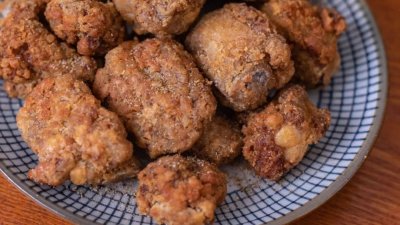 ​外酥里嫩的椒盐排骨做法简单，只要掌握了油温和时间就能做好