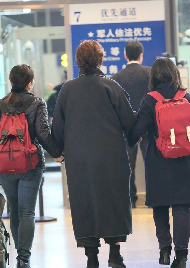 倪萍63岁近况(59岁倪萍出门靠人搀扶)(6)